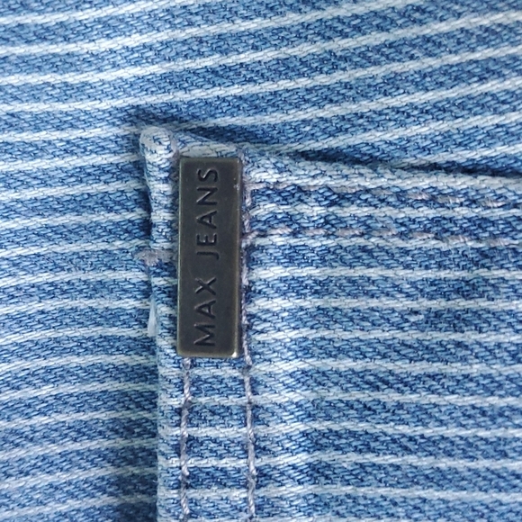 MAX JEANS- MID RISE CAPRI'S - Picture 3 of 6